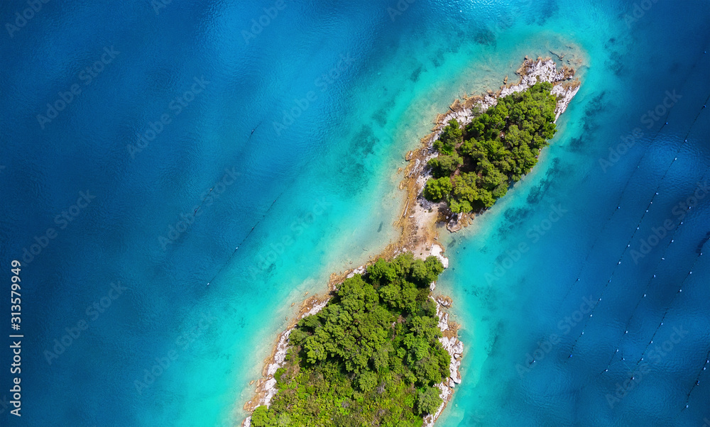 海上岛屿鸟瞰图。夏季空中海景。碧蓝的海水和带佛的岛屿