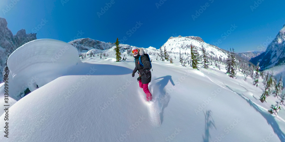 SELFIE：活跃的女性通过直升机登机旅行享受阳光明媚的冬日