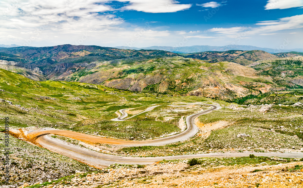 土耳其山区通往Nemrut Dagi的道路