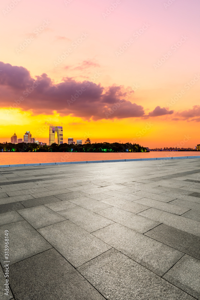 空旷的广场层和现代城市天际线，夜晚的苏州有建筑。