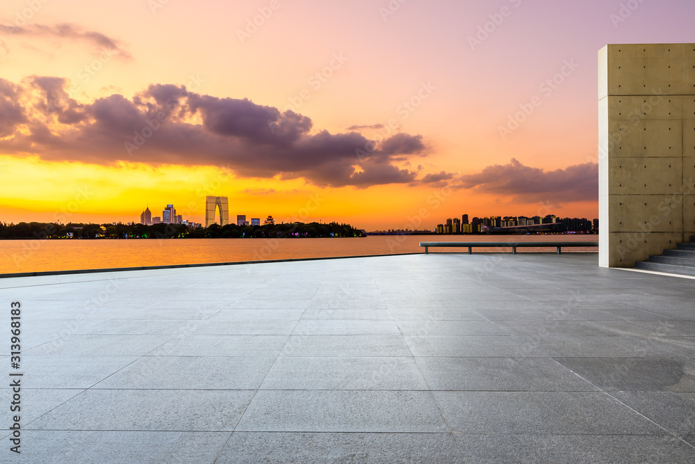 空旷的广场层和现代城市天际线，夜晚的苏州有建筑。