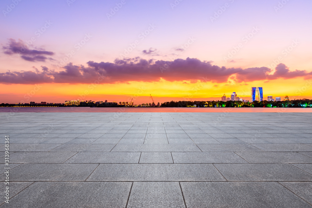 空荡荡的广场层和现代城市天际线，夜晚的苏州有建筑。