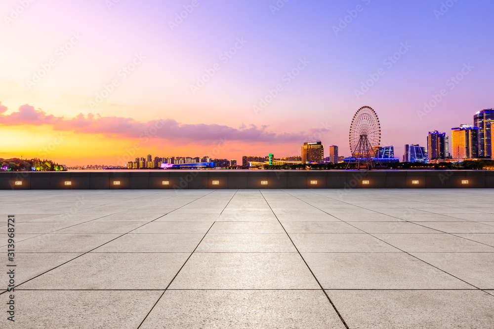 中国苏州夜晚的空旷广场和现代城市天际线。