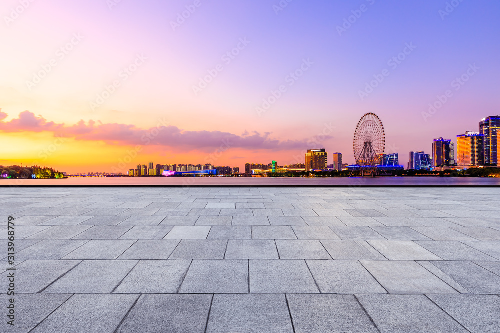 中国苏州夜晚，空旷的广场和现代化的城市天际线。