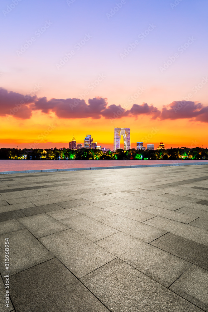 空旷的广场层和现代城市天际线，夜晚的苏州有建筑。