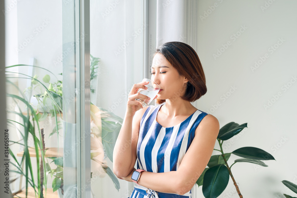 早上站在窗前拿着咖啡杯的预兆