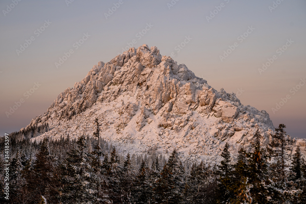 乌拉尔山脉南部被雪覆盖的雄伟山峰