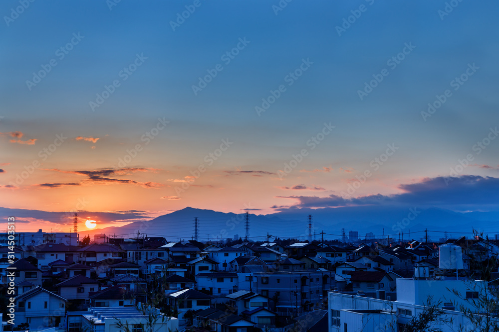 丹沢山地が見える横浜郊外の夕景