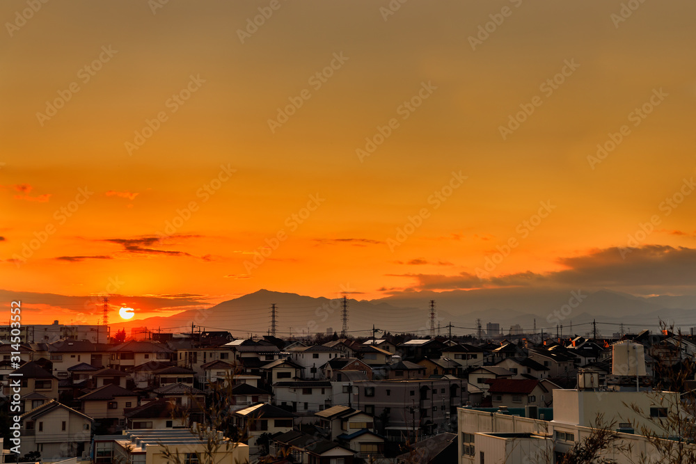 丹沢山地が見える横浜郊外の夕景