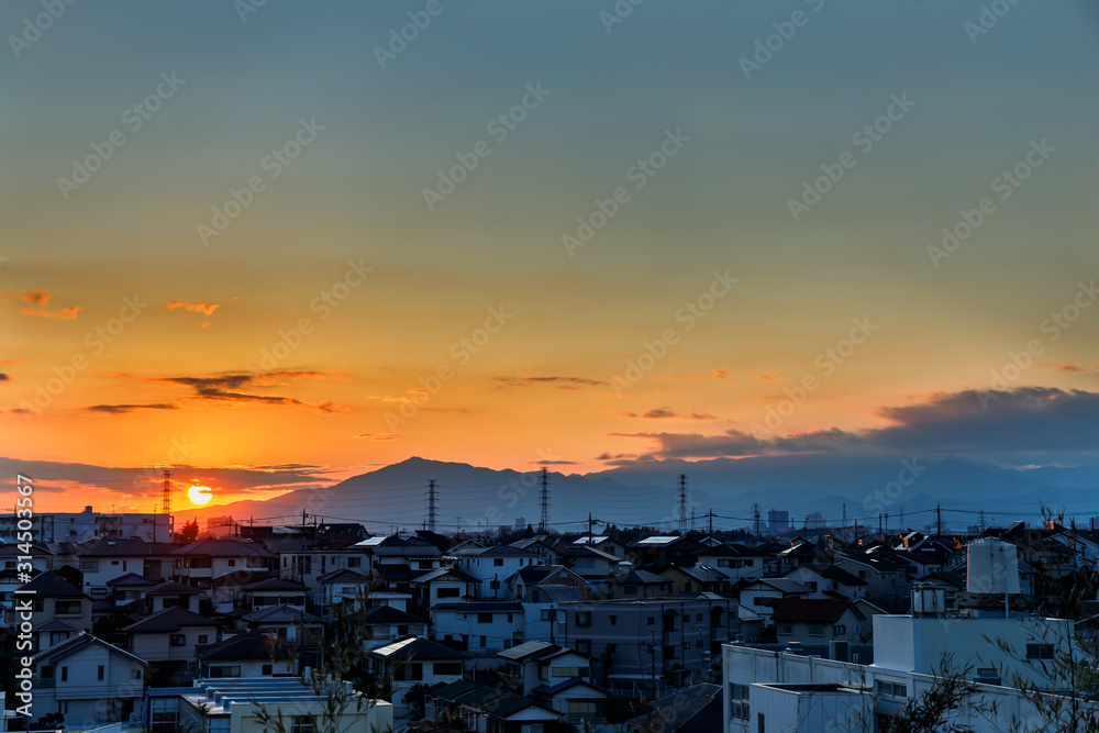 丹沢山地が見える横浜郊外の夕景