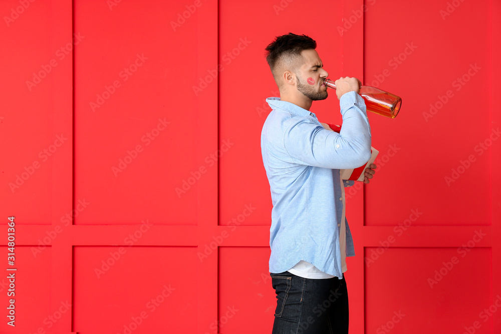 醉醺醺的男人带着礼物和香槟色背景