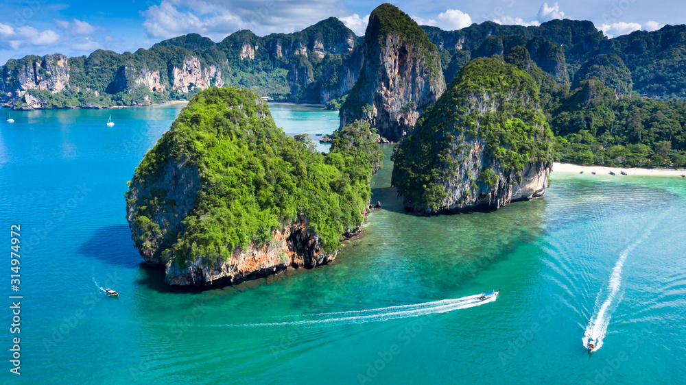 Railay Bay Ao Phra Nang海滩上的Phra Nanng洞穴海滩鸟瞰图，配有传统的长尾船。