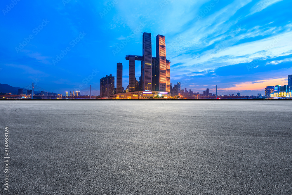 中国重庆，夜晚，空旷的赛道和城市天际线，建筑林立。