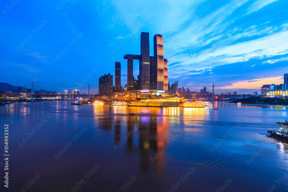 中国重庆日落时的朝天门码头天际线和建筑。全景。