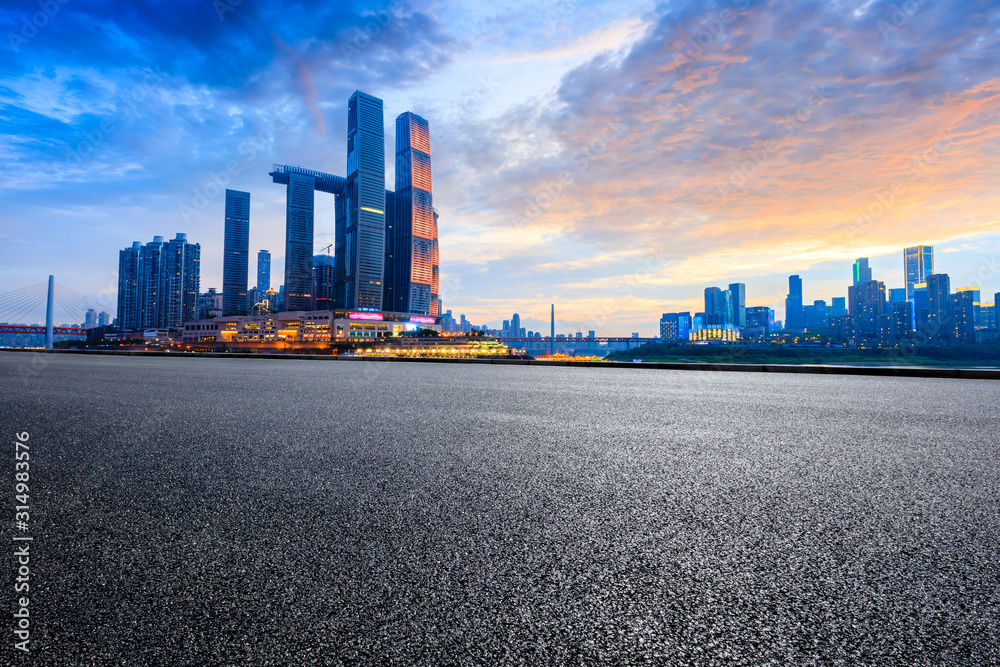 日落时分，中国重庆，空旷的柏油路和城市天际线。