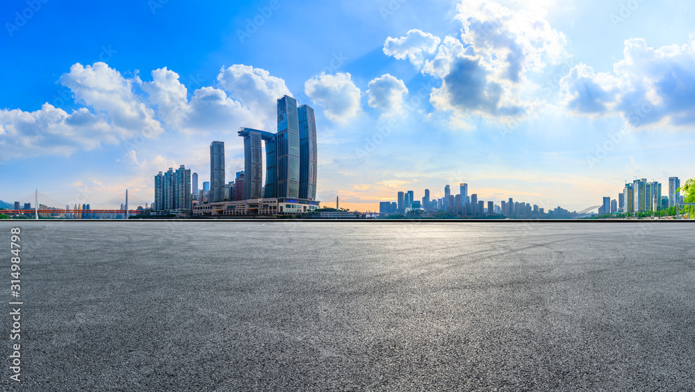 日落时分，中国重庆，空旷的赛道和城市天际线，建筑林立。