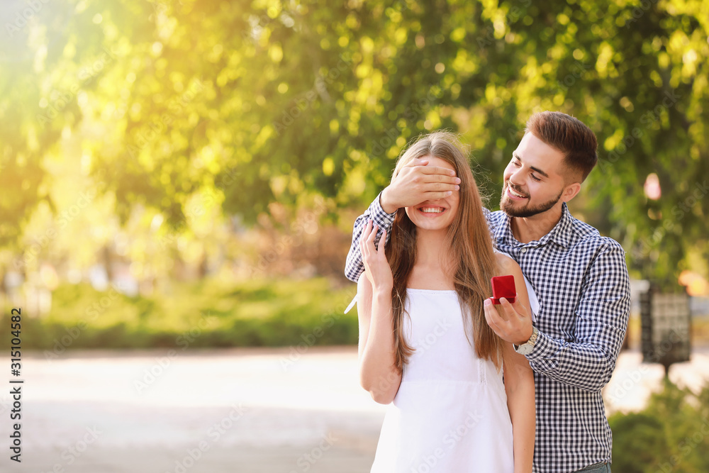 年轻人在户外向他心爱的人求婚