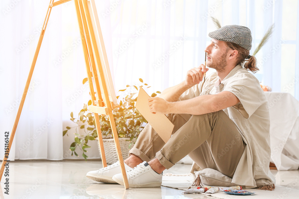 在工作室工作的年轻男艺术家