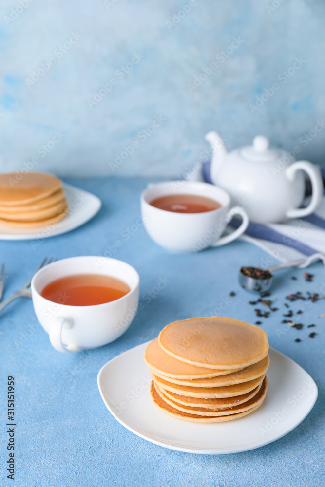 桌上有美味的煎饼和茶