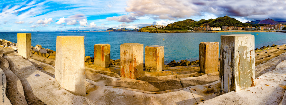 西班牙沿海城镇。Castro Urdiales.Cantabria.Landmark in风景村庄，风景海景。旅游业