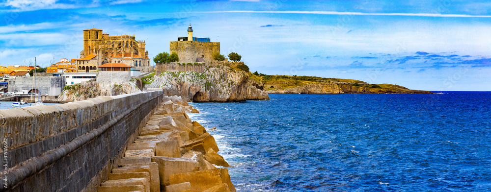 西班牙沿海城镇。Castro Urdiales.Cantabria.Church和风景村的灯塔，风景区