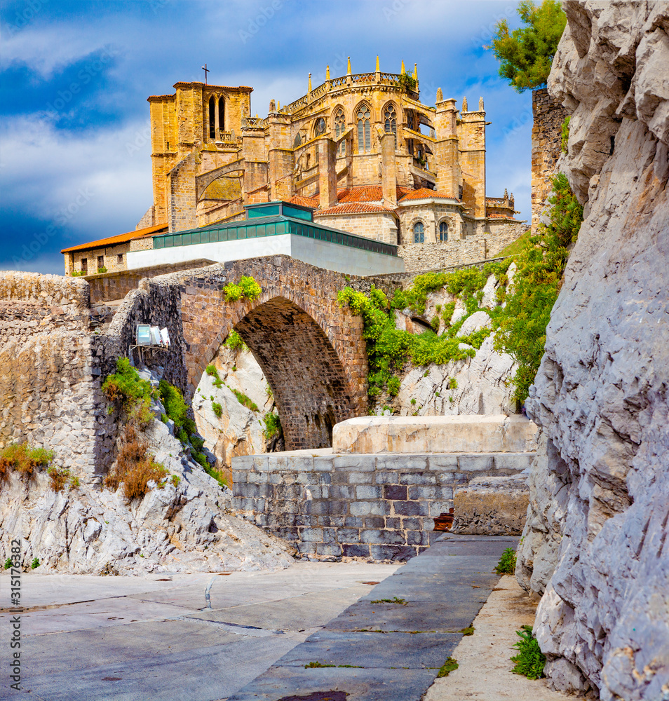 西班牙沿海城镇。Castro Urdiales.Cantabria.Church和风景村的灯塔，风景区