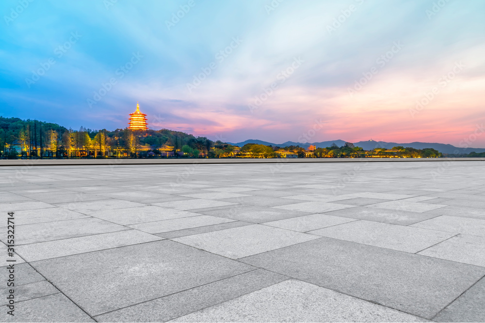 空旷的方砖和自然景观……