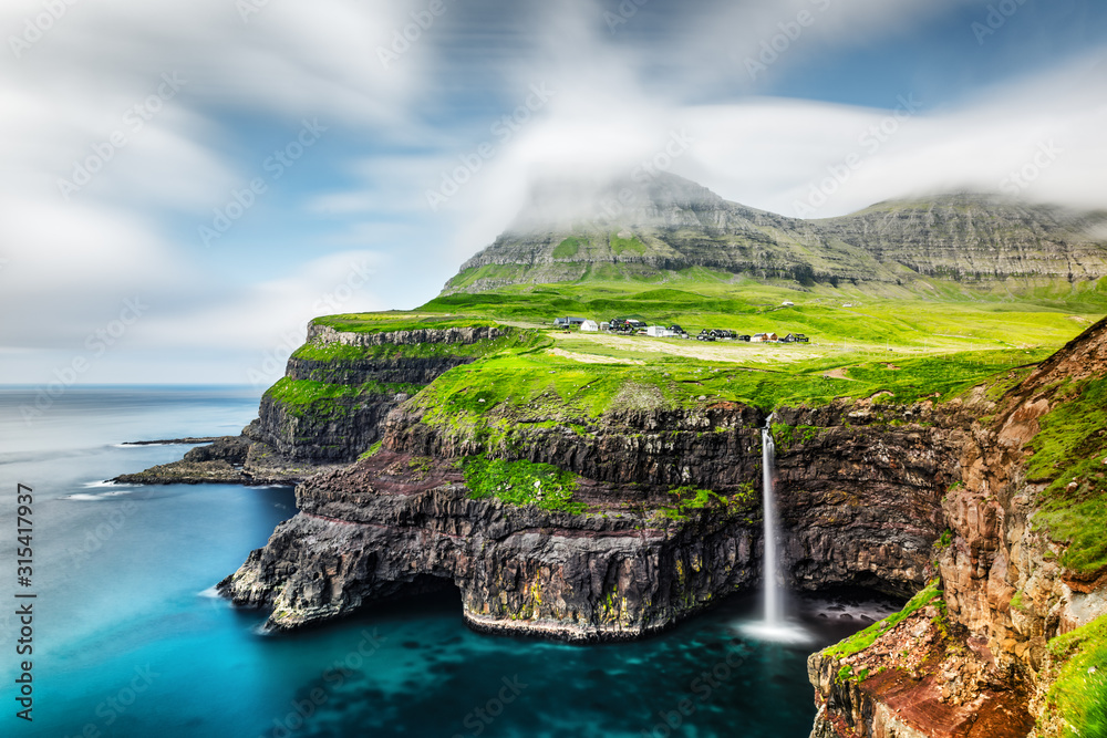 法罗群岛Vagar岛Gasadalur村的Mulafossur瀑布令人难以置信的日景，