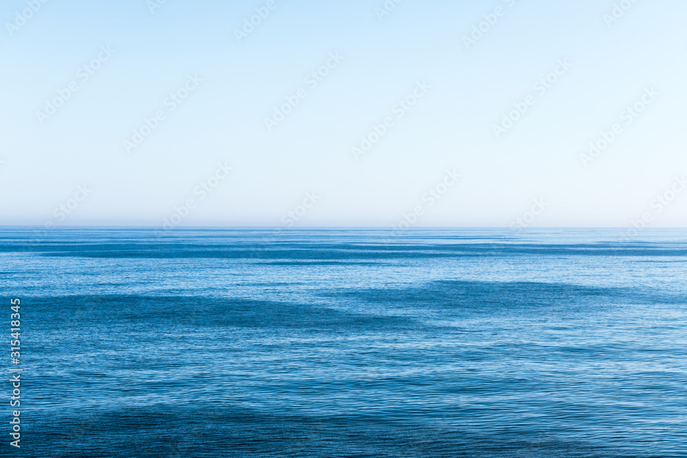 海水和蓝天抽象背景。海水纹理特写