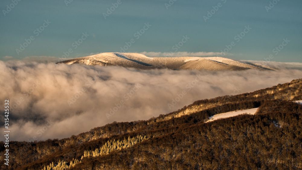 令人惊叹的冬季日出在山区。喀尔巴阡山。Bieszczady。波兰