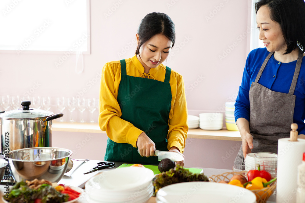 料理教室に通う女性