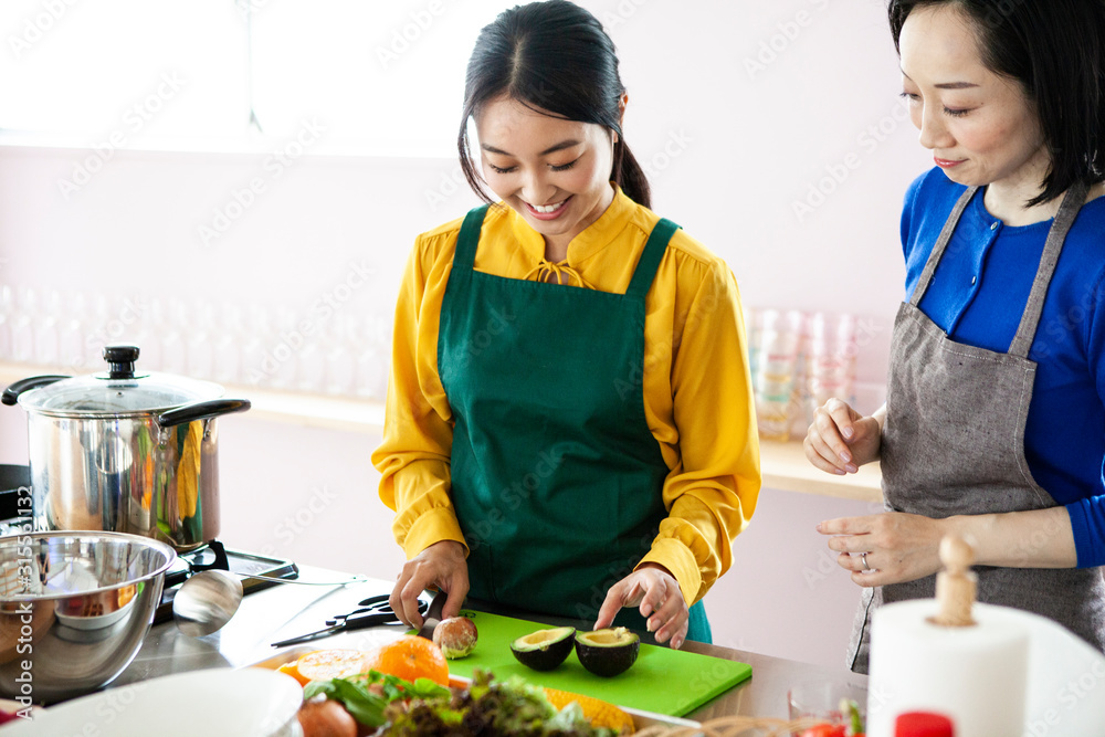 教室で料理を習う女性