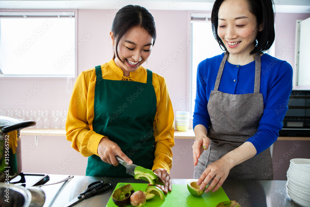 楽しく料理をする女性と先生