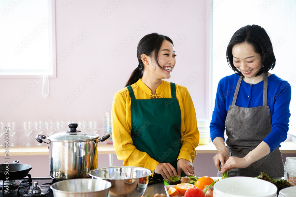 楽しく料理をする女性と先生