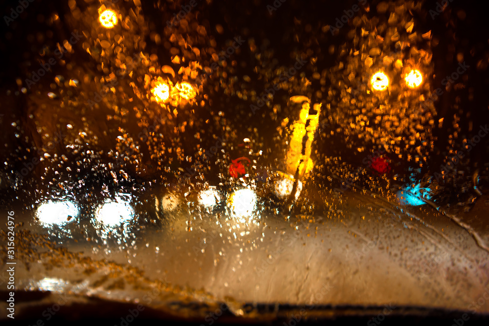 背景模糊的车窗上的雨滴