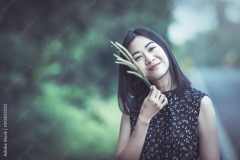 亚洲中年女性。