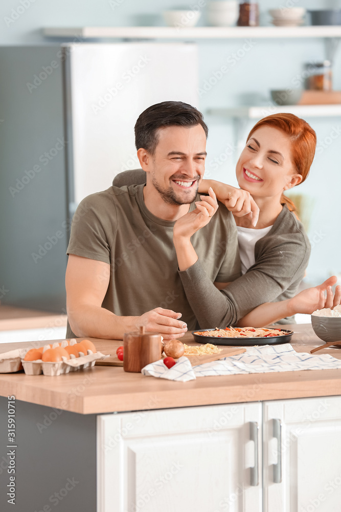 幸福的夫妇在厨房一起做饭