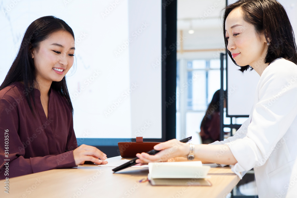 会議中の女性たち