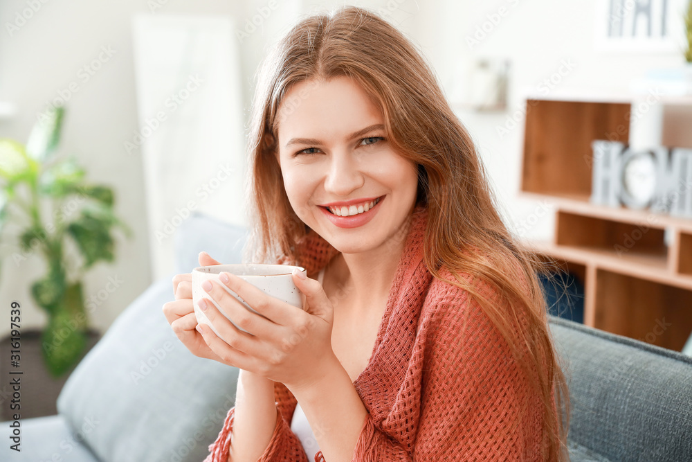 家里有一杯茶休息的快乐女人