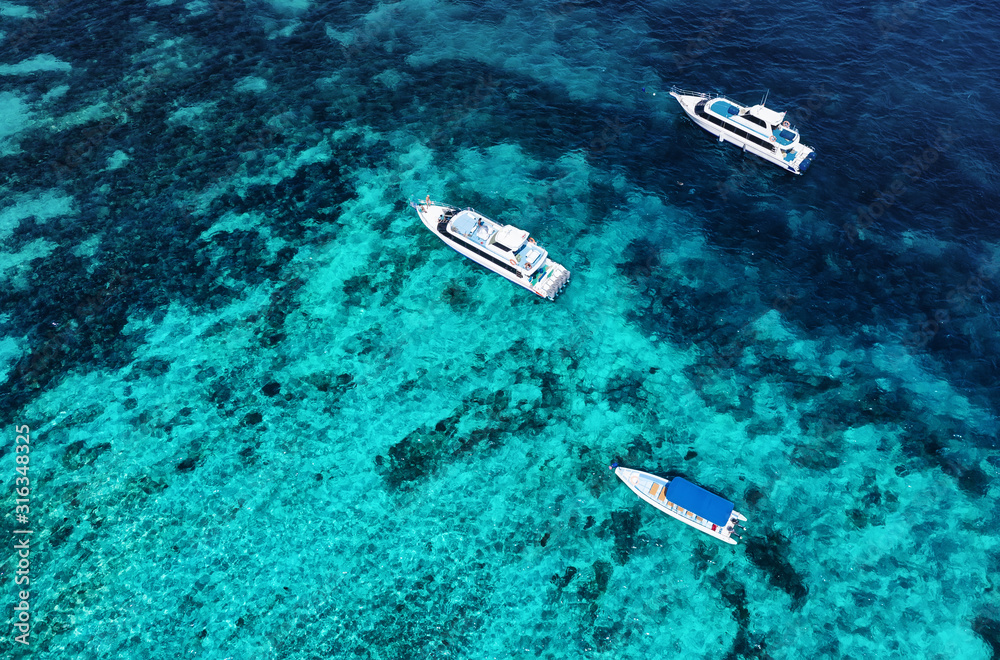 俯视水面上的船只。无人机拍摄的Azure水背景。人工智能拍摄的夏季海景