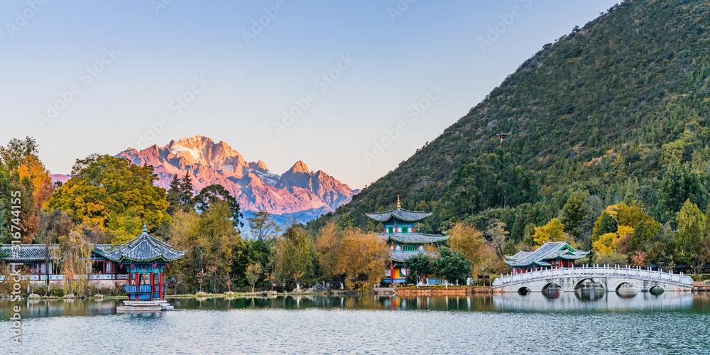 中国云南丽江玉龙雪山和黑龙湖的清晨景色