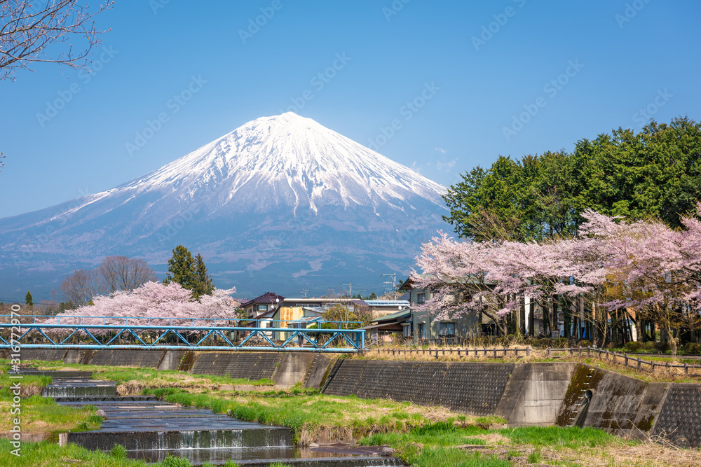 从静冈县农村看富士山