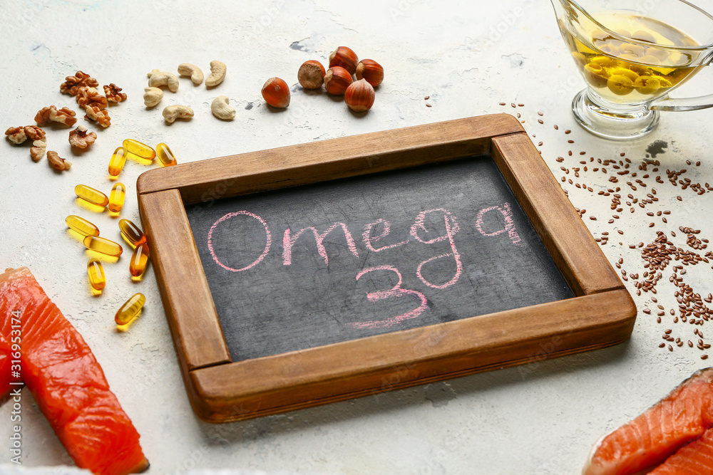 白色背景下含有高omega 3和鱼油丸的健康产品