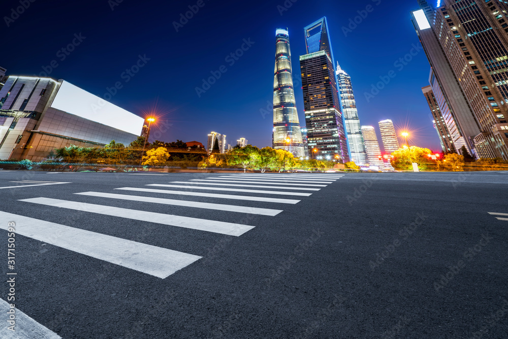 沥青路面的天际线与上海建筑景观的夜景