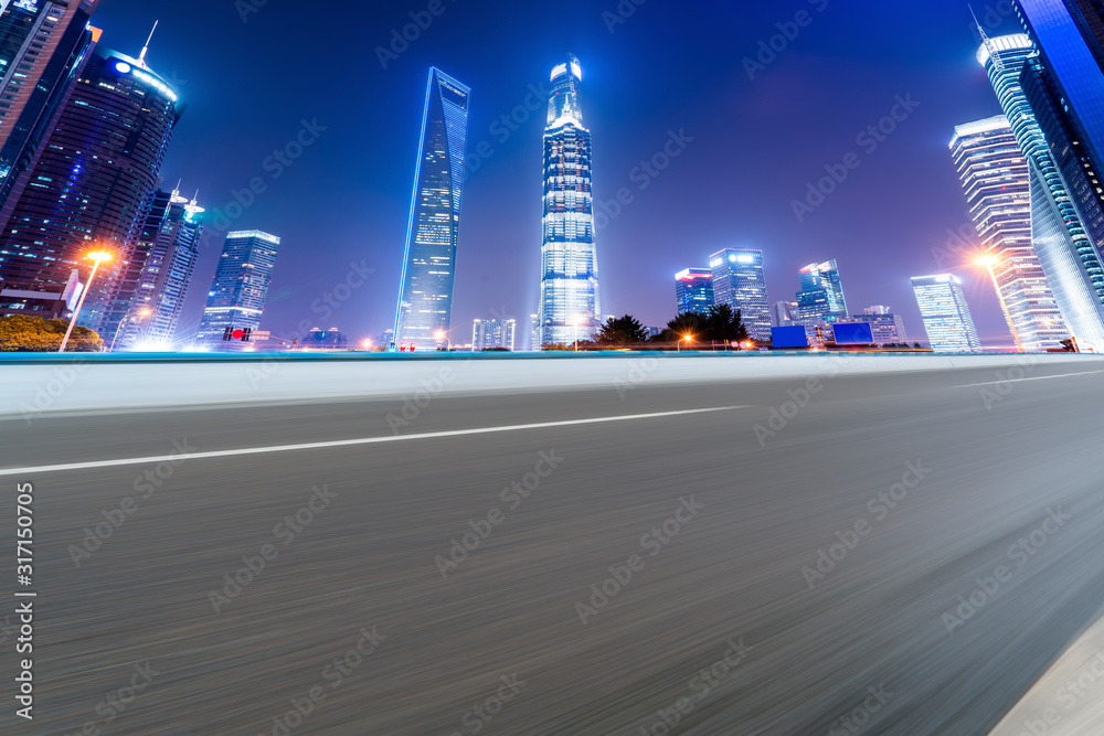 沥青路面的天际线与上海建筑景观的夜景