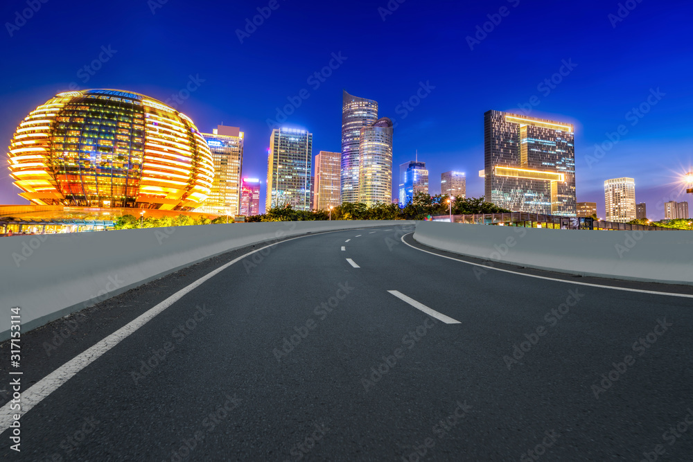 高速公路路面天际线与现代建筑景观夜景