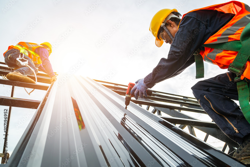 [建筑屋顶]穿着防护服的屋顶工人戴上手套，建筑工人安装