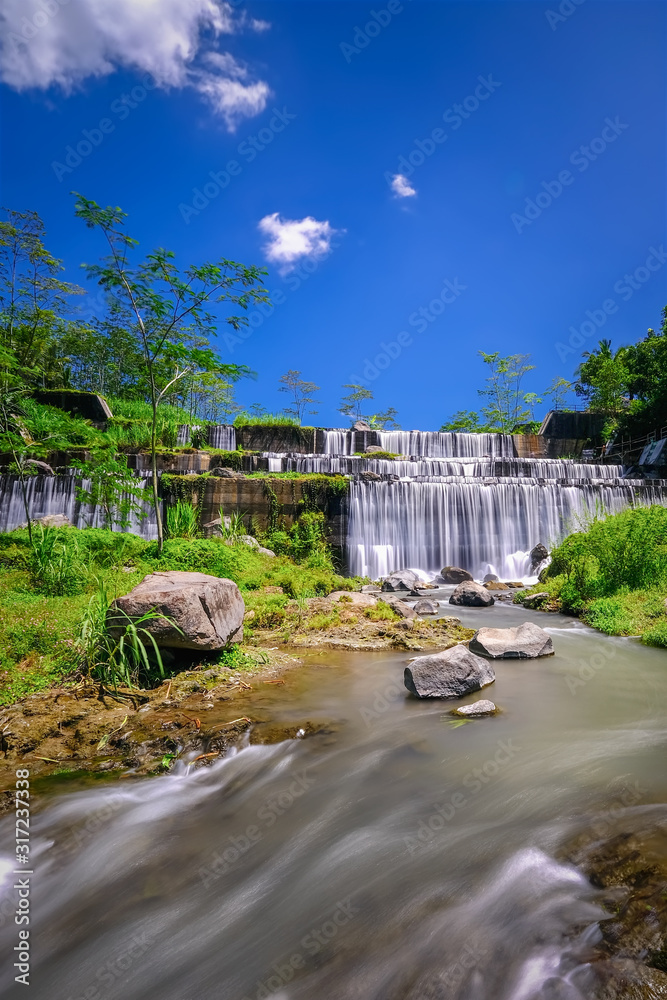 Grojogan Watu Purbo是一座多层水坝，是位于Sl的旅游目的地之一