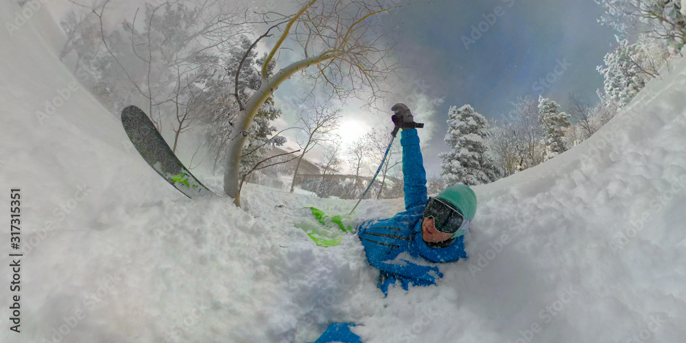 自拍：一个滑雪者在树上滑雪时在厚厚的粉雪中摔倒的有趣镜头。