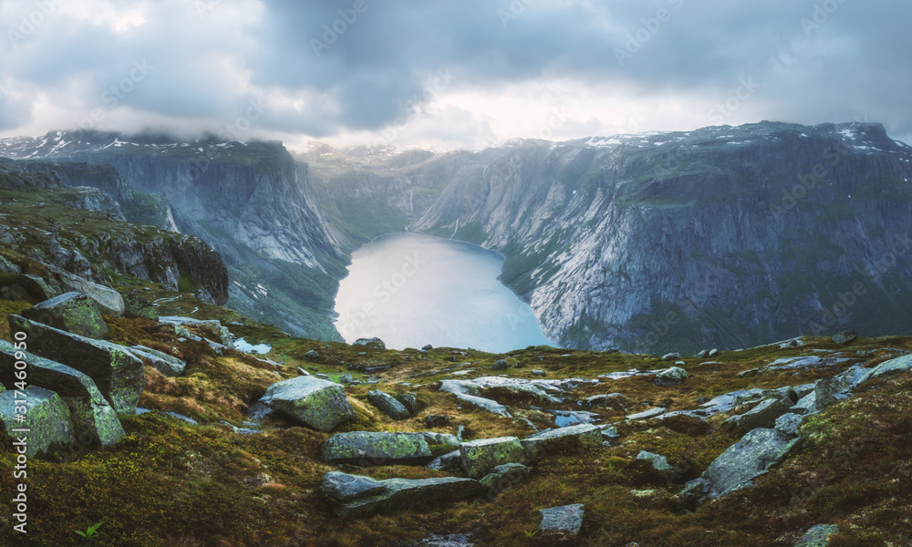 Trolltunga岩石附近的Ringedalsvatnet湖全景-年最壮观、最著名的悬崖